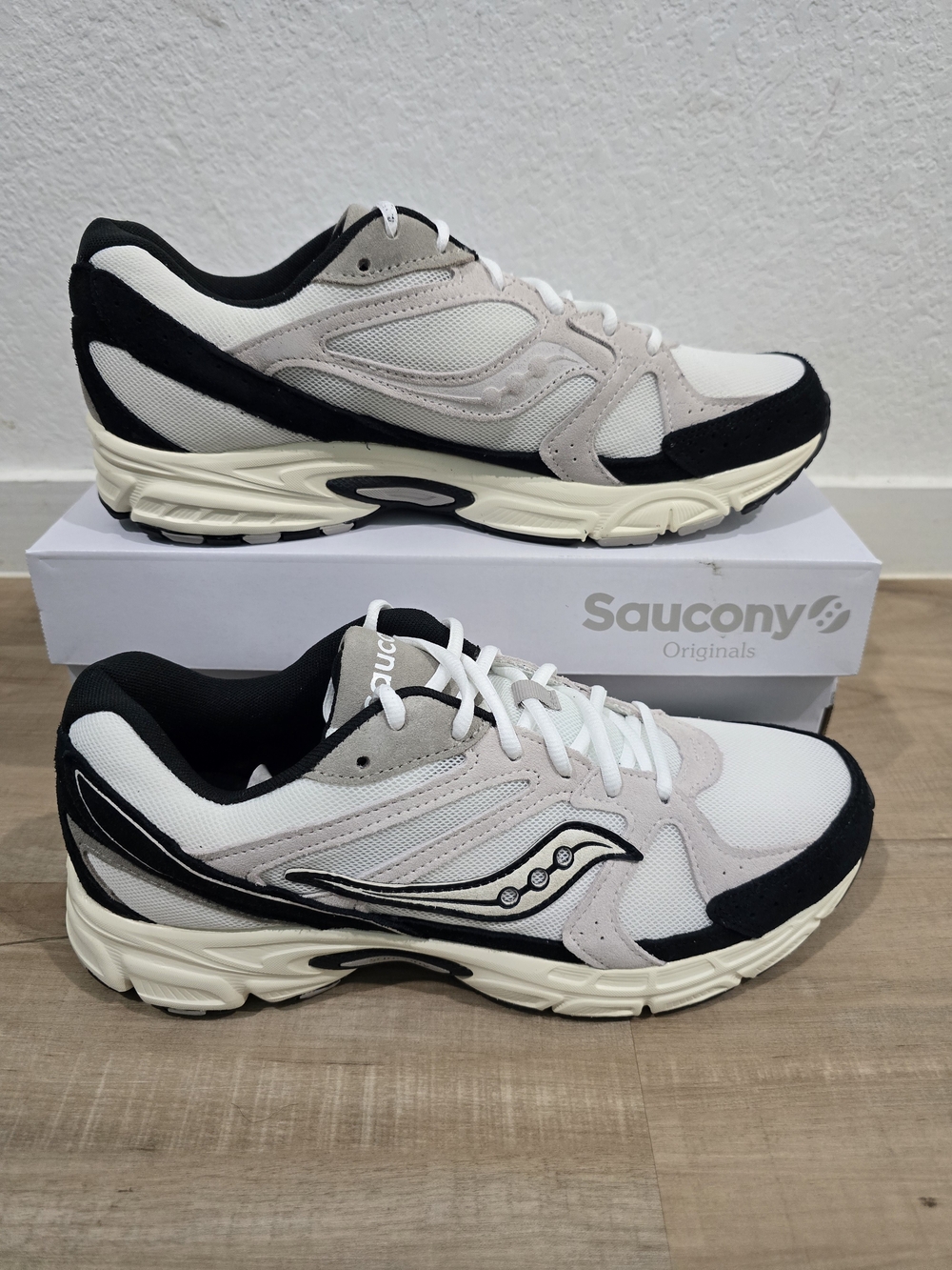 Saucony Ride Millenium Men's White & Black Running Sneakers.10.5M/12W